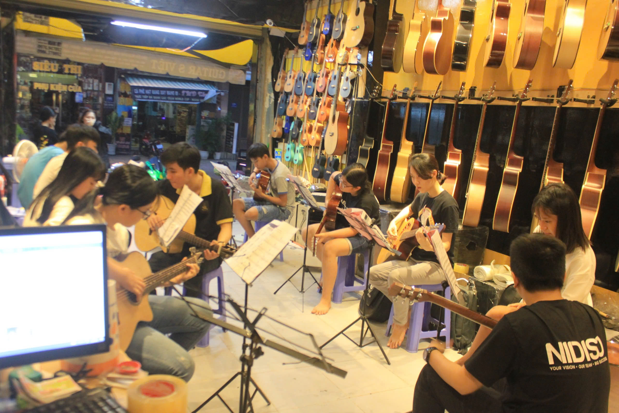 Dạy học guitar S Việt