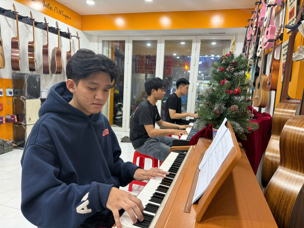 Dạy học guitar S Việt