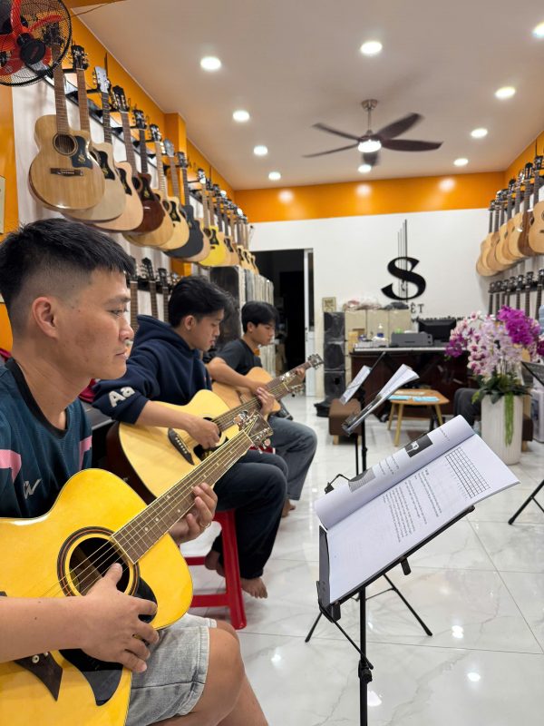 Dạy học guitar S Việt