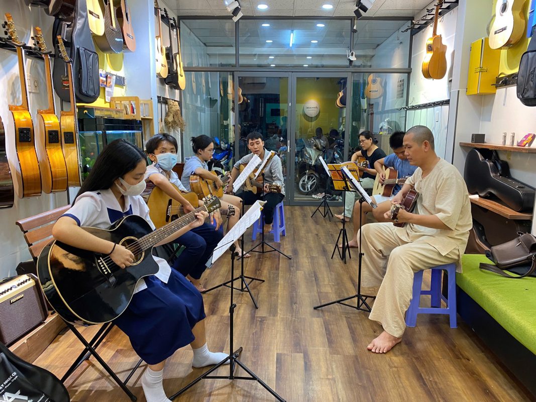 Dạy học guitar S Việt